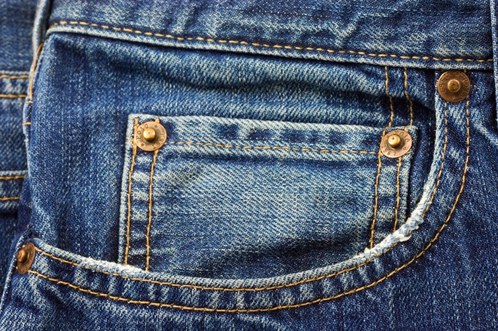 blue jeans pocket 1024x682 - Jeans: do tecido usado para cobrir carroças ao ícone fashion